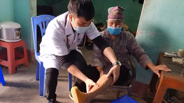 Đoàn Thanh niên Bệnh viện Bãi Cháy khám bệnh, cấp thuốc miễn phí người dân TP Móng Cái, tháng 12/2020. Ảnh: Mạc Thảo (CTV)