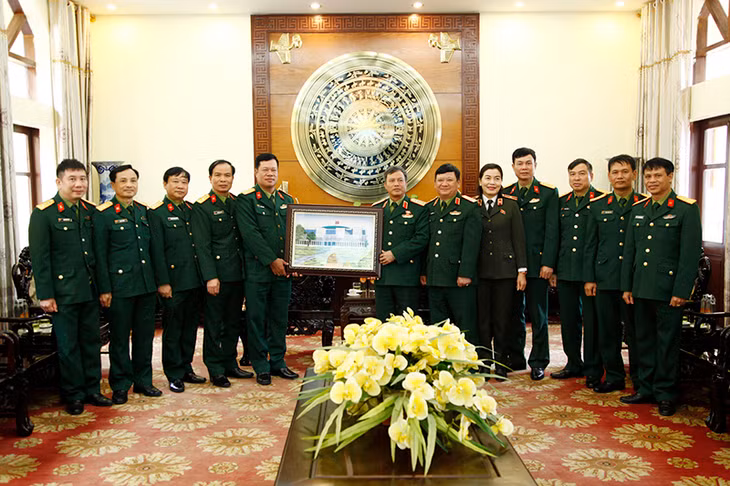 Đoàn công tác của Uỷ ban Quốc phòng và An ninh tặng quà lưu niệm Bộ CHQS tỉnh Quảng Ninh.