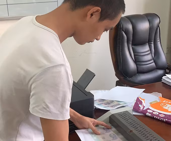 Quang thực nghiệm cách sản xuất tiền giả. Ảnh: Hưng Yên.