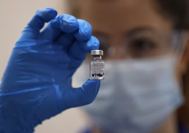 BioNTech tin rằng, hãng có thể phát triển vaccine chống lại biến chủng SARS-CoV-2 mới trong 6 tuần. (Ảnh: AP)