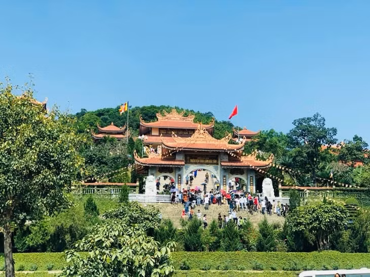 Chùa Cái Bầu (Vân Đồn, Quảng Ninh)