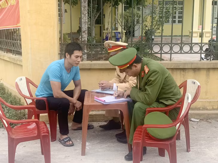 Công an xã Đại Bình, huyện Đầm Hà lập biên bản xử lý người vi phạm Luật giao thông.