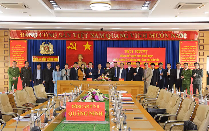 Ban Giám đốc Công an tỉnh chụp ảnh lưu niệm đại diện cấp ủy địa phương tham gia ký quy chế phối hợp