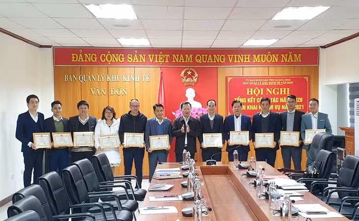 Đồng chí Cao Tường Huy, Phó Chủ tịch Thường trực UBND tỉnh, Trường Ban Quản lý KKT Vân Đồn, trao giấy khen của Ban cho các tập thể, cá nhân có thành tích xuất sắc năm 2020.