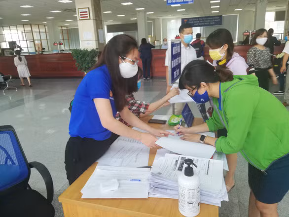 Doanh nghiệp làm thủ tục thuế tại Cục Thuế TP.HCM - Ảnh: A.HỒNG