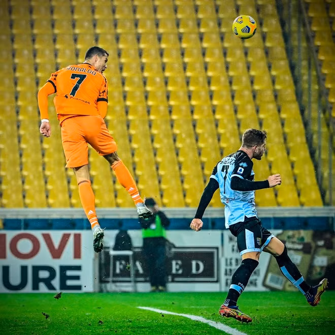 Ronaldo cho thấy khả năng bật nhảy ấn tượng khi ghi bàn cho Juventus. Ảnh: Getty.