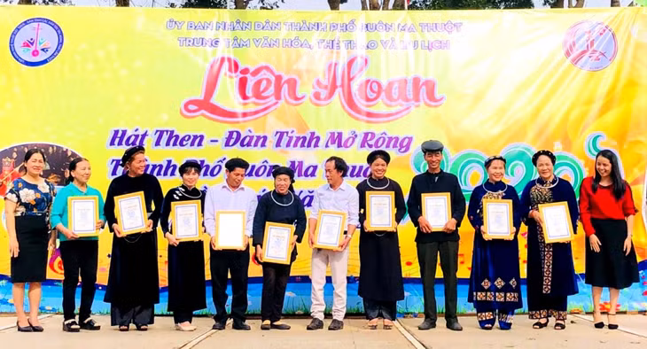 Ban tổ chức trao giải cho các đội đạt kết quả cao.