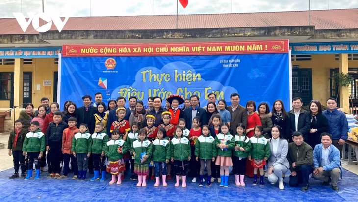 Bộ trưởng Bộ Giáo dục và Đào tạo Phùng Xuân Nhạ tặng quà học sinh vùng cao Pác Nặm, khởi động chương trình 
