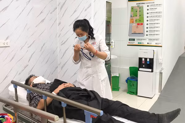 Bệnh nhân đột quỵ chuyển vào Trung tâm Đột quỵ, Bệnh viện Bạch Mai cấp cứu