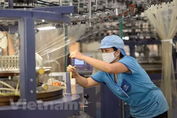 Ứng dụng công nghệ tăng năng suất lao động trong ngành dệt may. (Ảnh: Vietnam+)