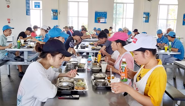 Ăn ca tại Công ty TNHH KHKT Texhong Ngân Hà, KCN Hải Hà. Ảnh: Thanh Hằng