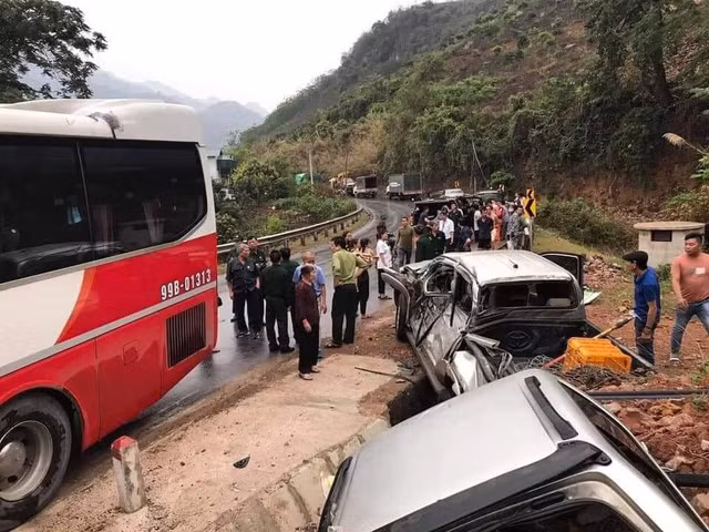 Vụ tai nạn liên hoàn giữa 3 xe ô tô trên quốc lộ 6 khiến 4 người bị thương (Ảnh: Lê Mạnh).