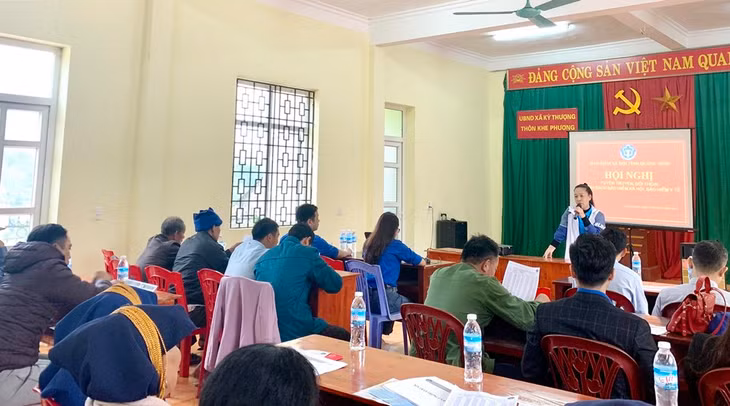 Hội nghị tuyên truyền chính sách BHXH, BHYT cho người dân thôn Khe Phương (xã Kỳ Thượng, TP Hạ Long).