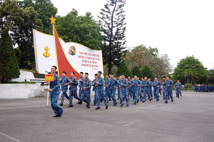 Cán bộ, chiến sĩ Lữ đoàn tham gia chạy 3000m xung quanh doanh trại.