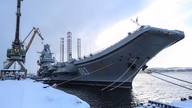 Tàu Đô đốc Kuznetsov đậu tại cảng Murmansk, Biển Barents (Ảnh: Sputnik).