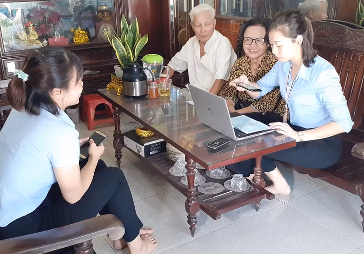 Cán bộ phường Quang Trung (TP Uông Bí) trực tiếp giải quyết TTHC tại nhà cho người cao tuổi. Ảnh: Trung tâm TT&VH Uông Bí