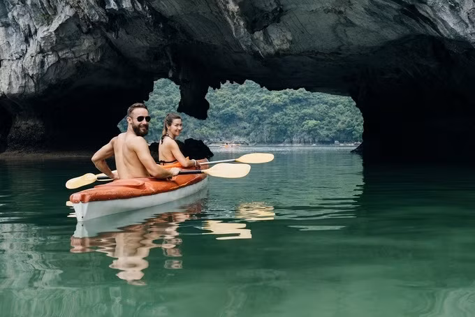 Cho thuê thuyền kayak có ở khu vực Ba Hang, đảo Lờm Bò, Cửa Vạn, Hang Cỏ, Cống Đầm với giá 50.000 - 100.000 đồng một giờ. Ảnh: Nina Lishchuk/Shutterstock.