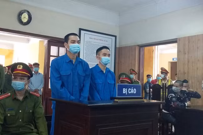 Hai bị cáo tại phiên tòa. Ảnh: Dân trí.