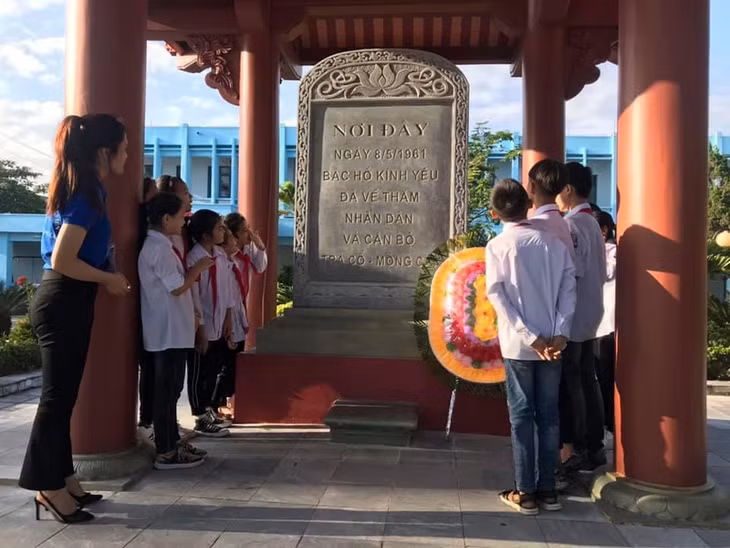 Thuyết minh viên thuyết minh, giới thiệu cho các em học sinh về điểm đến