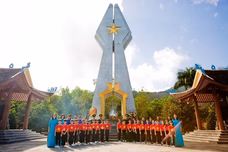 Hoạt động trải nghiệm, học tập ngoại khóa gắn với kích cầu du lịch nội địa của học sinh trường Tiểu học Lý Tự Trọng, tại di tích lịch sử Đài tưởng niệm Pò Hèn, xã Hải Sơn. Tháng 11/2020