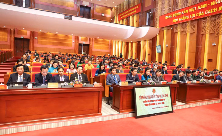 Các đại biểu dự kỳ họp.