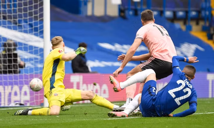 Ziyech ấn định tỷ số 2-0 cho Chelsea ở phút bù giờ. Ảnh: Reuters.