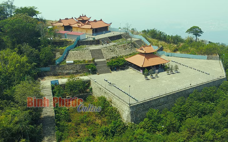 Núi Bà Rá đã được đầu tư xây dựng khang trang nhằm thu hút du khách đến thăm quan, thưởng cảnh