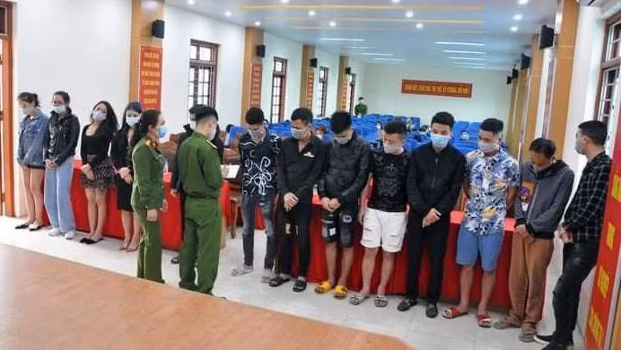 Các đối tượng tại cơ quan công an.