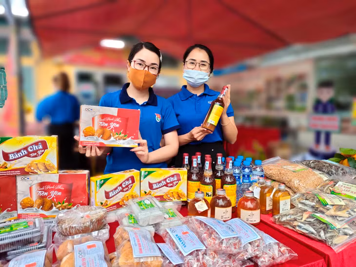 Phố đi bộ có các gian hàng của thanh niên giới thiệu các sản phẩm của Tiên Yên
