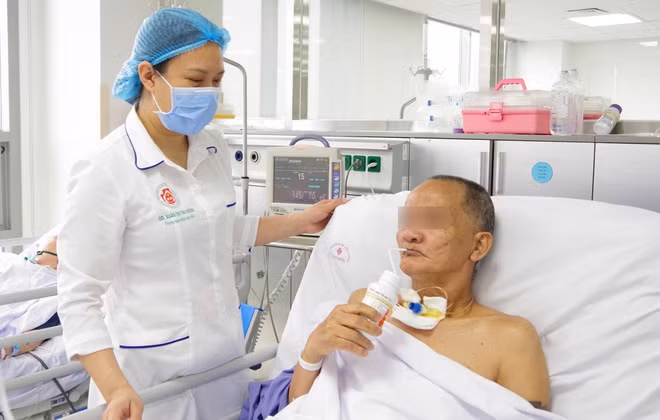 Người bệnh đã bình phục và tự uống sữa. Ảnh: BVCC.