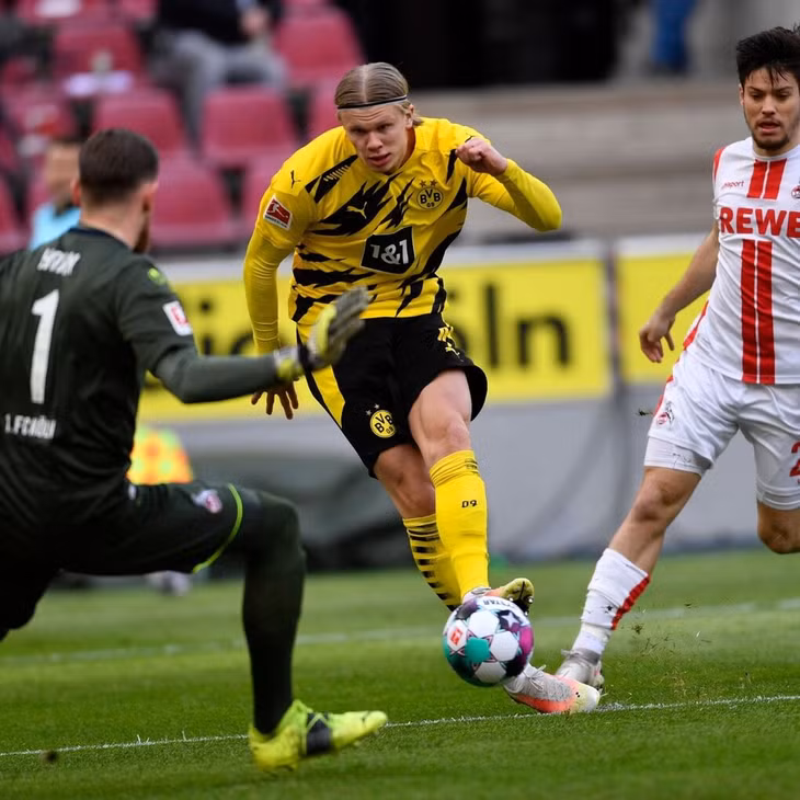 Haaland trong tình huống xâu kim thủ môn Horn, mở tỷ số cho Dortmund. Ảnh: AFP