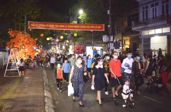 Người đến phố đi bộ phải khai báo y tế và đeo khâu trang