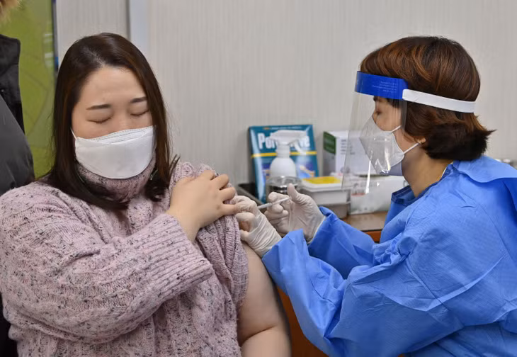 Tiêm vaccine ngừa COVID-19 của hãng AstraZeneca tại trung tâm y tế ở Seoul. Ảnh: AFP/TTXVN