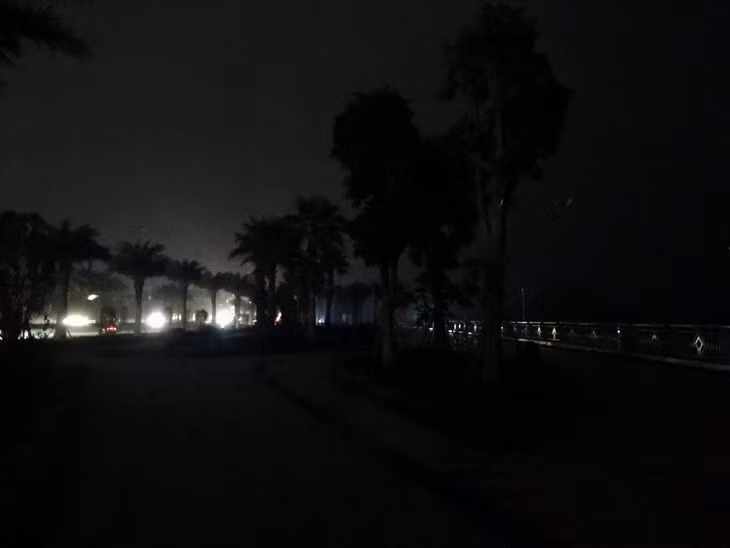 Đèn đường trên đường Trần Quốc Nghiễn, TP Hạ Long, được tắt bớt để hưởng ứng chương trình