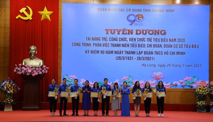 Tuyên dương 10 chi đoàn và đoàn cơ sở tiêu biểu.