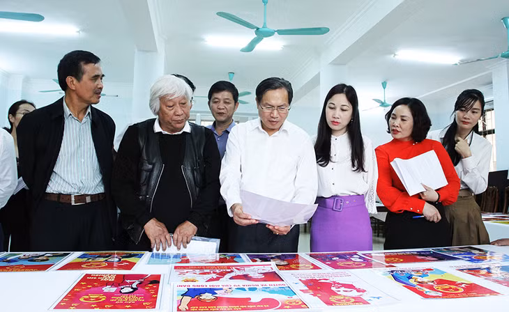 Hội đồng giám khảo trao đổi chuyên môn.