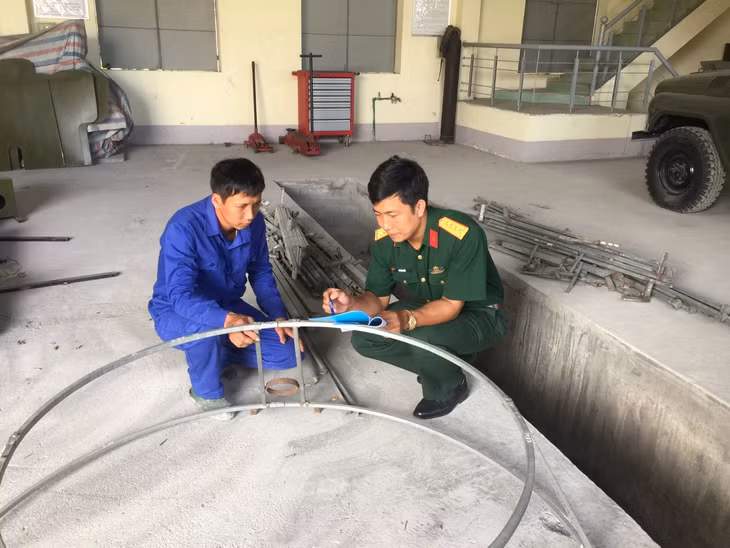 Đại úy Vũ Văn Nhất, trợ lý Xe - Máy, Phòng Kỹ thuật, Bộ CHQS tỉnh bên đề tài, sáng kiến cải thiện kỹ thuật đã được triển khai, ứng dụng thành công.