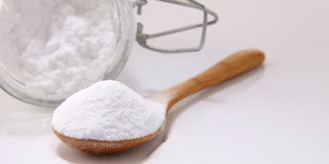 Baking soda có tác dụng khử mùi hôi hiệu quả trên quần áo (Ảnh: Vneconomy.vn).