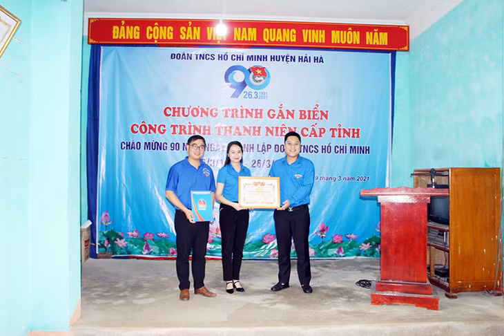 Đoàn Thanh niên Cộng sản Hồ Chí Minh tỉnh Quảng Ninh trao bằng khen cho Đoàn Thanh niên Cộng sản HCM huyện Hải Hà đã có thành tích xuất sắc trong thực hiện công trình thanh niên cấp tỉnh.