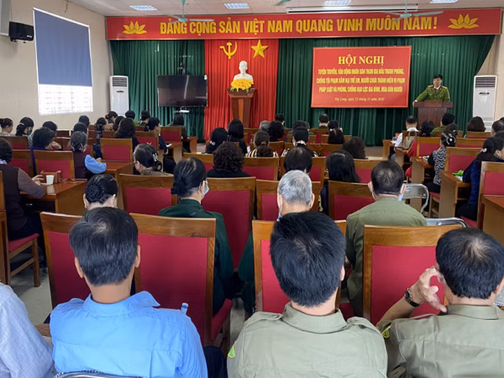 Công an tỉnh phối hợp cùng Cục Xây dựng phong trào bảo vệ an ninh Tổ quốc, tổ chức Hội nghị “Tuyên truyền, vận động nhân dân tham gia đấu tranh, phòng chống tội phạm xâm hại trẻ em, người chưa thành niên vi phạm pháp luật, bạo lực gia đình, mua bán người” vào tháng 11/2020. Ảnh: Công Thành.