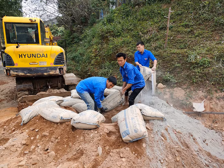 ĐVTN xã Phong Dụ, huyện Tiên Yên góp ngày công, tham gia đổ bê tông sân nhà văn hóa thôn Khe San.