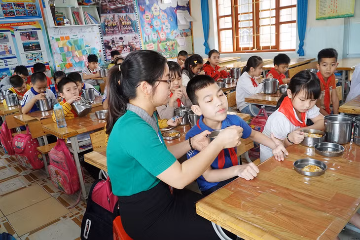 ​Nguyễn Đăng Khôi, học sinh lớp 4A3, Trường Tiểu học Trưng Vương (TP Uông Bí) bị khuyết tật vận động, trong giờ ăn trưa phải cần sự hỗ trợ của cô giáo.