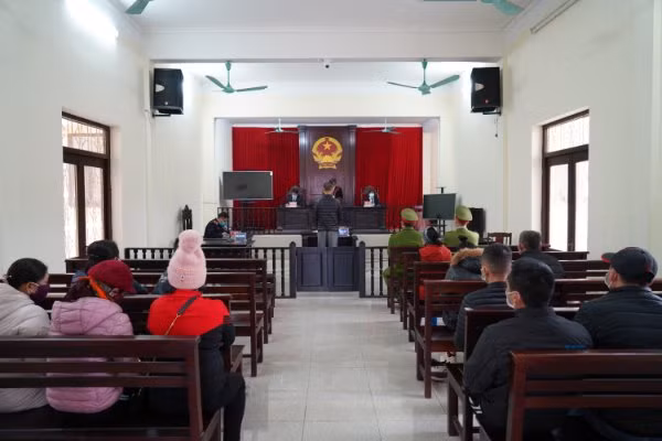 Phiên tòa xét xử án bị cáo Lê Hoàng về tội Sản xuất, buôn bán hàng cấm được truyền thanh đến các xã, phường trên địa bàn.