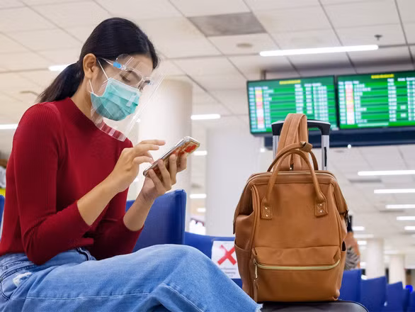Để đảm bảo an toàn, nên đeo khẩu trang và tấm che mặt khi đi du lịch thời 