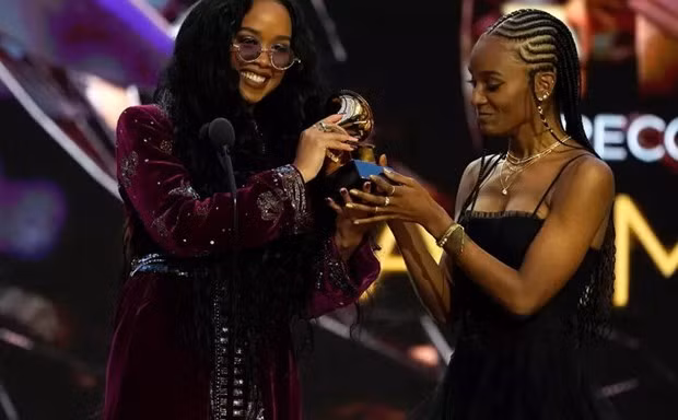 H.E.R (trái) và Tiara Thomas nhận giải Bài hát của năm cho 'I Cant Breathe' tại Lễ trao giải Grammy lần thứ 63. (Nguồn: AP)