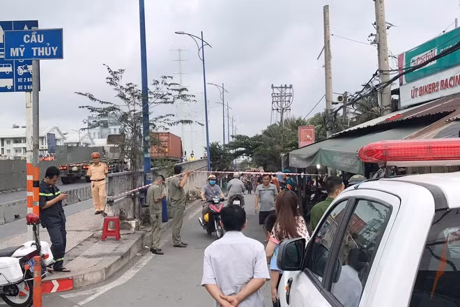 Cảnh sát phong tỏa hiện trường điều tra nguyên nhân cháy. Ảnh: A.H.