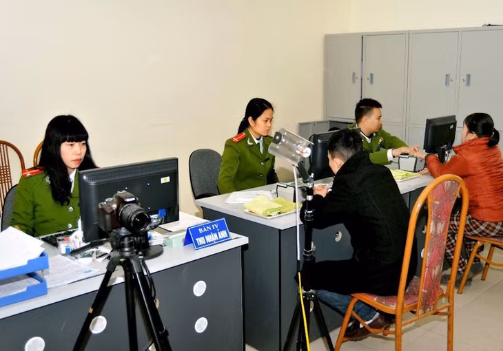 Thủ tướng chỉ đạo Bộ Công an triển khai hiệu quả cơ sở dữ liệu quốc gia về dân cư, kết nối, chia sẻ, khai thác triệt để dữ liệu để giảm tối đa giấy tờ trong xử lý thủ tục hành chính (Ảnh minh họa: Internet)