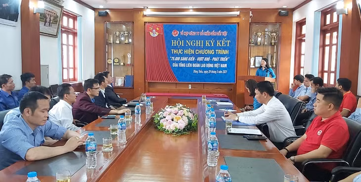 Đồng chí Đỗ Thị Ninh Hường, Chủ tịch LĐLĐ tỉnh Quảng Ninh phát biểu tại hội nghị.