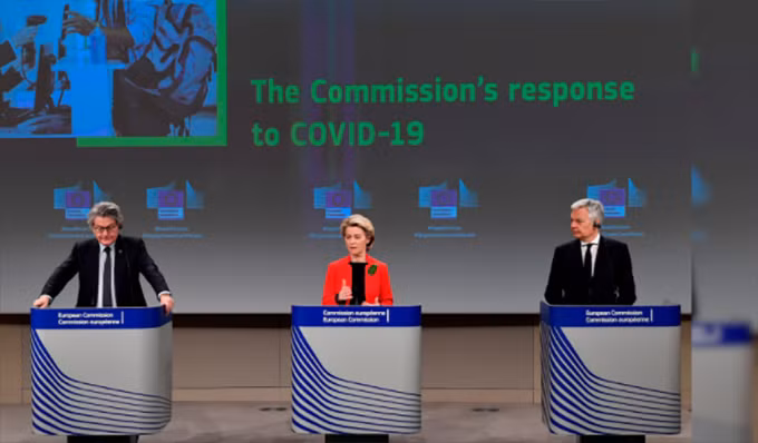 Ursula von der Leyen (giữa), Chủ tịch Ủy ban châu Âu, cho biết khi WHO tuyên bố hết dịch Covid-19, các loại thẻ thông hành như hộ chiếu vaccine, thẻ xanh... sẽ được bãi bỏ. Ảnh: John Thys/AP