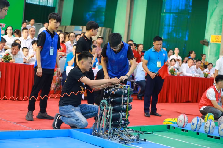 Sinh viên Trường ĐH Công nghiệp Quảng Ninh tham dự cuộc thi Robocon.